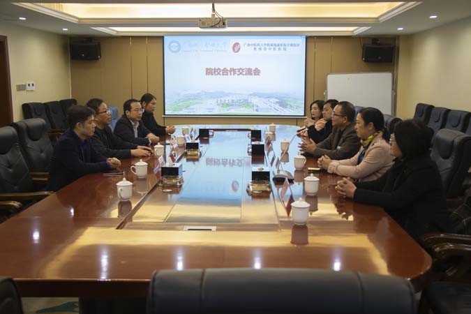 广西中医药大学附属瑞康医院空港院区扶绥县中医医院到我校进行交流考察